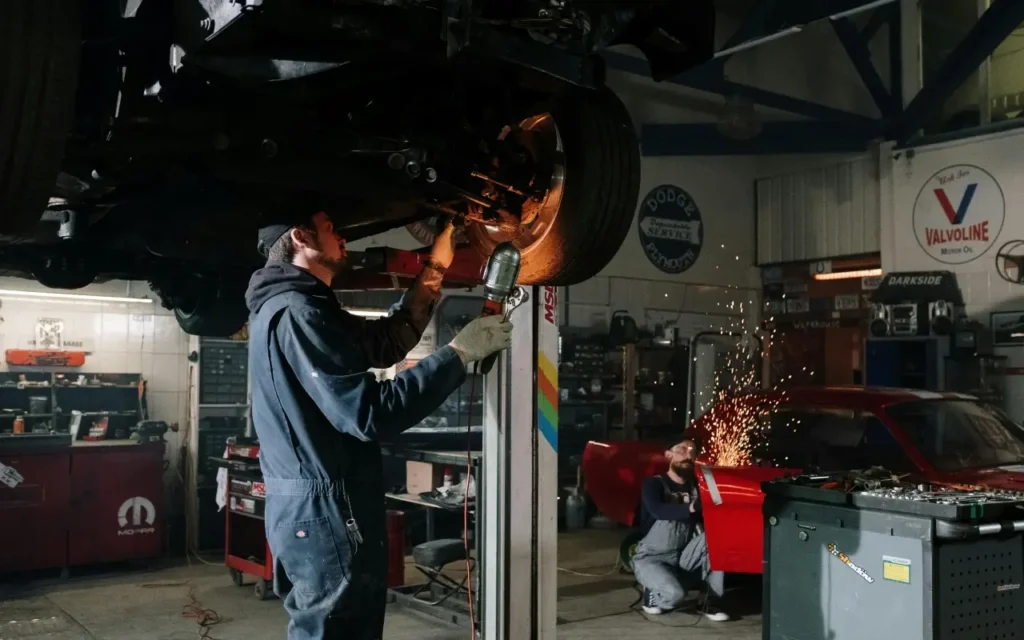 mecánico en reparación a un auto